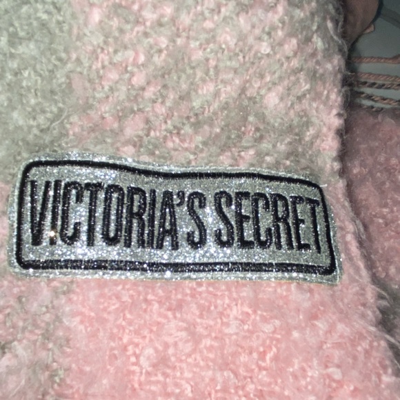 Victoria’s Secret pink scarf 💯 acrylic and very soft in good condition - Picture 4 of 7
